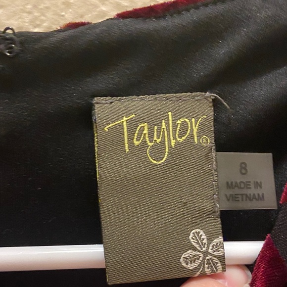 Taylor Burgundy Floral Velvet dress - Picture 5 of 6